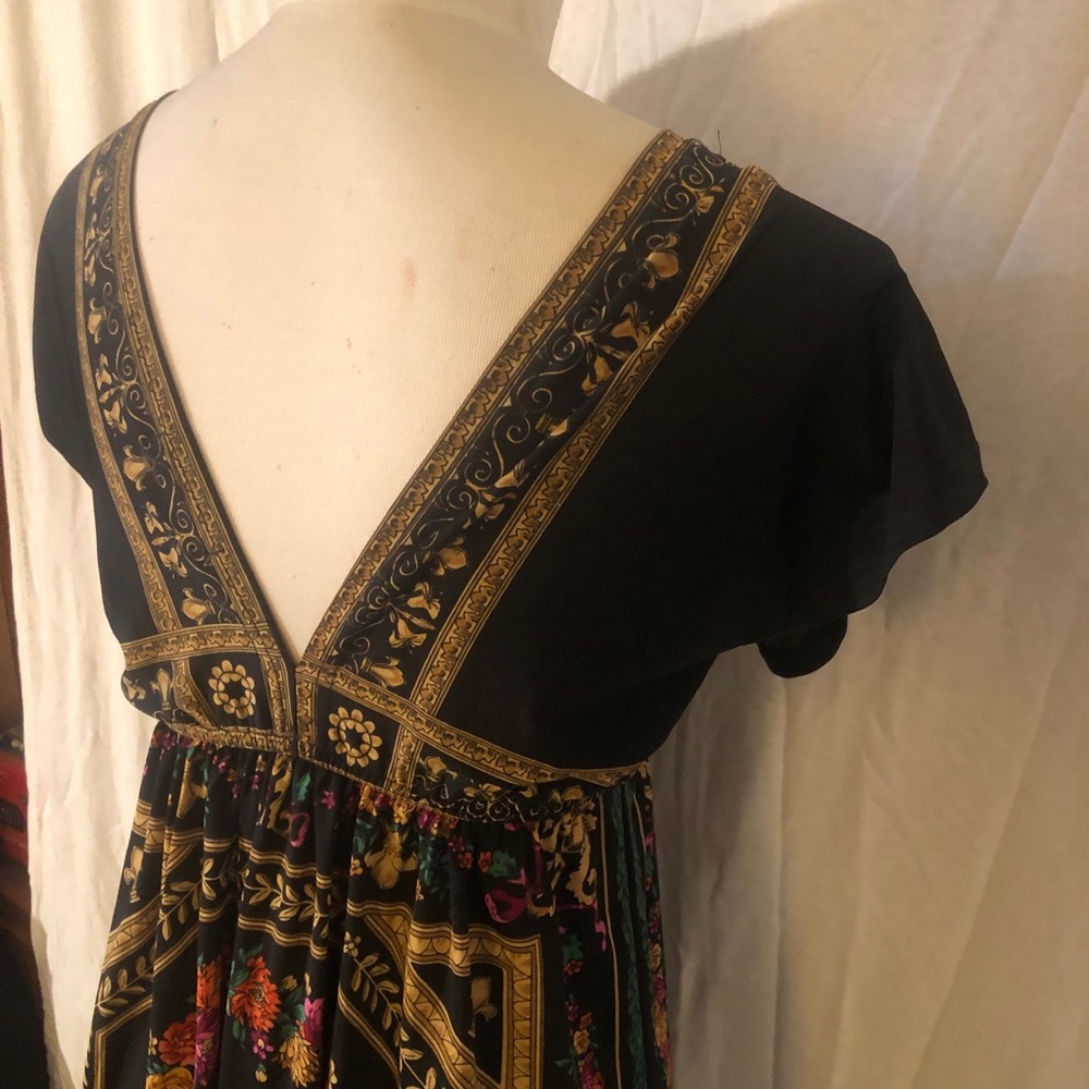Slinky silky scarf black dress with gold and flowers 🌺 size small v-neck - Picture 11 of 15